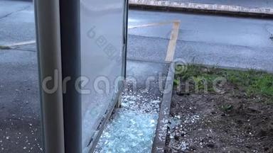 公车站的碎窗玻璃，